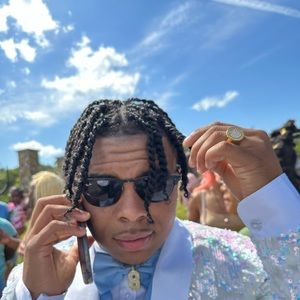 Meet your Posher, Dion